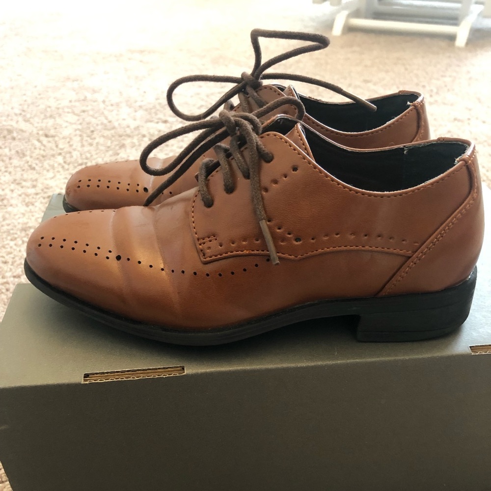 Stacey Adams Atwell Oxford boys dress shoes. Cognac brown. Size 11.